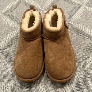 Uggs classic ultra mini low big kid size 5 chestnut